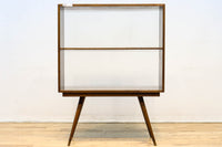 ハの字脚のデザインがモダンな印象の飾り棚 BB2235