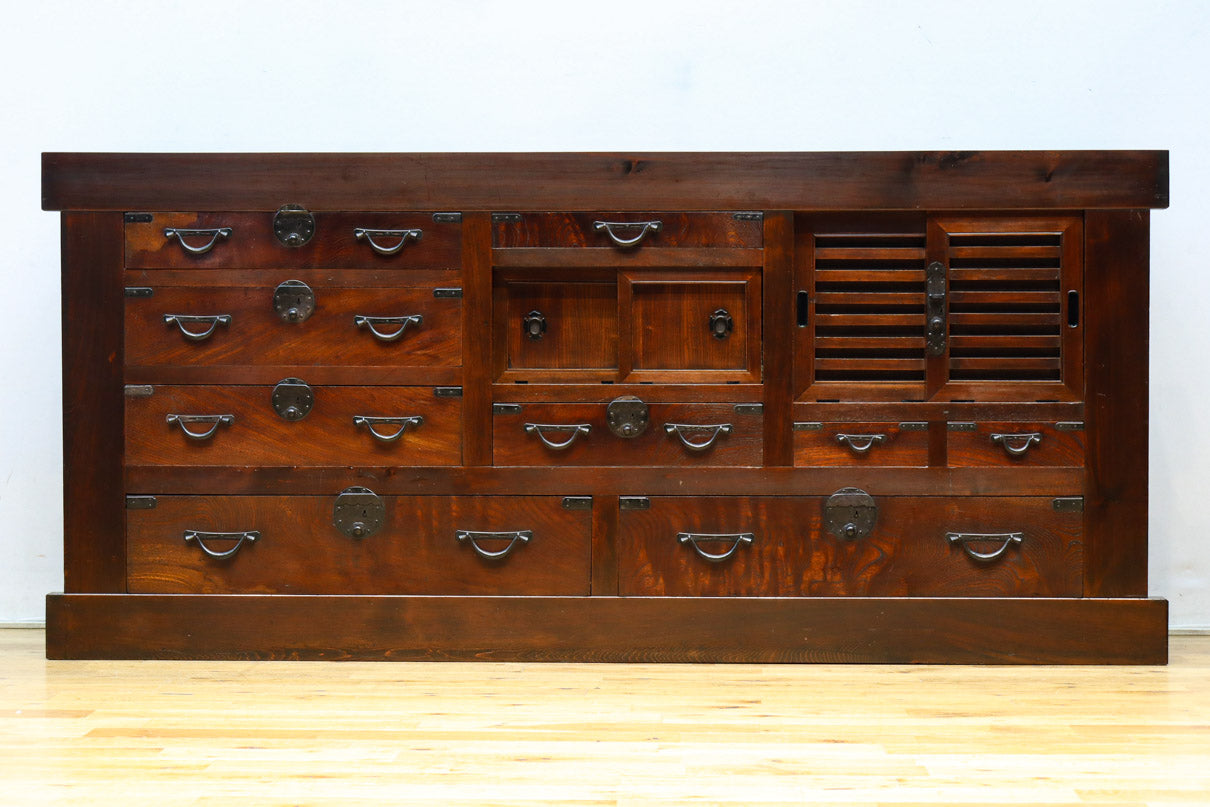 収納力抜群!! 時間を経た重厚感が素晴らしい収納箪笥 BB3141 – 古福庵