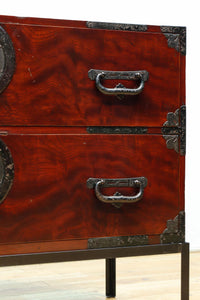 美しい光沢を放つアイアンフレーム付き最上衣裳箪笥 BB3106