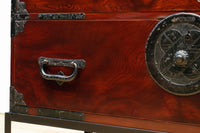 美しい光沢を放つアイアンフレーム付き最上衣裳箪笥 BB3106