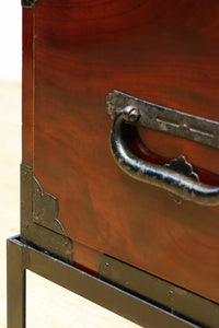 美しい光沢を放つアイアンフレーム付き最上衣裳箪笥 BB3106