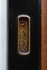 幅903ミリ 見事な漆の艶を纏う美しい杢目を魅せる板戸 F8531 在庫4枚