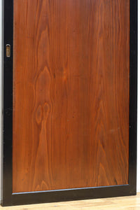 幅903ミリ 見事な漆の艶を纏う美しい杢目を魅せる板戸 F8531 在庫4枚