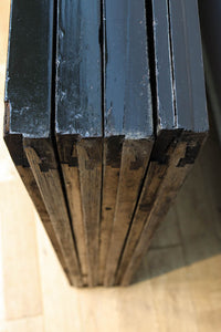 幅903ミリ 見事な漆の艶を纏う美しい杢目を魅せる板戸 F8531 在庫4枚