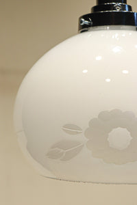 椿の花の透かし絵が浮かぶ可愛らしい電笠 DC8440