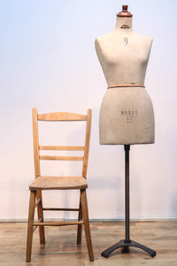 オーク木地の風合いと味わい溢れるアンティークチェアー DB7256c