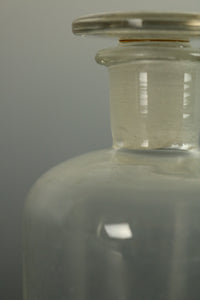 中身が見える淡い透明色のガラス瓶 Da5576c