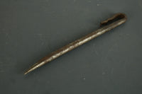 ずっしりと重い鉄製の杭 Db0099