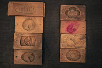 A cake type DB5884a-h stock with a lid aligned with a pattern of a good luck flora and fauna (a:1 b:0) c:0 d:1 e:0 f:1 g:1 h:1)