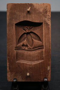 A cake type DB5884a-h stock with a lid aligned with a pattern of a good luck flora and fauna (a:1 b:0) c:0 d:1 e:0 f:1 g:1 h:1)