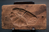 A cake type DB5884a-h stock with a lid aligned with a pattern of a good luck flora and fauna (a:1 b:0) c:0 d:1 e:0 f:1 g:1 h:1)