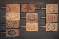 凛々しい絵柄を深く彫った持ち手付きの菓子型 DB2476g 在庫1個