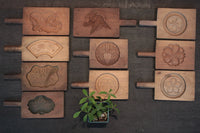 凛々しい絵柄を深く彫った持ち手付きの菓子型 DB2476g 在庫1個