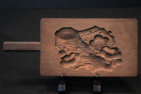 凛々しい絵柄を深く彫った持ち手付きの菓子型 DB2476g 在庫1個