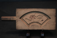 凛々しい絵柄を深く彫った持ち手付きの菓子型 DB2476g 在庫1個