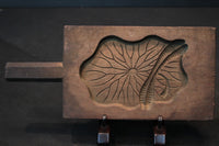 凛々しい絵柄を深く彫った持ち手付きの菓子型 DB2476g 在庫1個