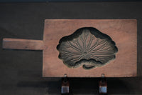 凛々しい絵柄を深く彫った持ち手付きの菓子型 DB2476g 在庫1個