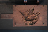 凛々しい絵柄を深く彫った持ち手付きの菓子型 DB2476g 在庫1個