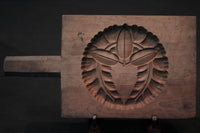 凛々しい絵柄を深く彫った持ち手付きの菓子型 DB2476g 在庫1個