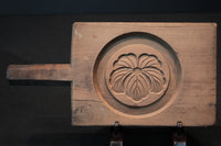 凛々しい絵柄を深く彫った持ち手付きの菓子型 DB2476g 在庫1個