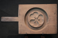 凛々しい絵柄を深く彫った持ち手付きの菓子型 DB2476g 在庫1個