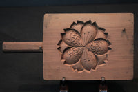 凛々しい絵柄を深く彫った持ち手付きの菓子型 DB2476g 在庫1個