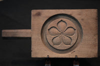 凛々しい絵柄を深く彫った持ち手付きの菓子型 DB2476g 在庫1個