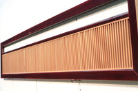 朱色の木枠と木地色の縦繁が雅で美しい欄間 E6817 在庫1枚