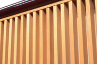 朱色の木枠と木地色の縦繁が雅で美しい欄間 E6817 在庫1枚