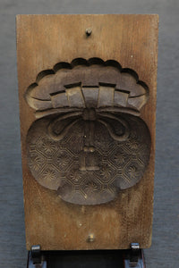 a confectionery DB8130a-d inventory (a: 1 b: 1 c: 1): 1) with a distinctive carved pattern of sculptures