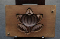 a confectionery DB8130a-d inventory (a: 1 b: 1 c: 1): 1) with a distinctive carved pattern of sculptures