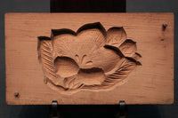 繊細な花模様を1つ描いた風情ある四角の菓子型 DB3107a-m 在庫4個