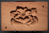 繊細な花模様を1つ描いた風情ある四角の菓子型 DB3107a-m 在庫4個