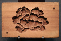 繊細な花模様を1つ描いた風情ある四角の菓子型 DB3107a-m 在庫4個