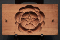 繊細な花模様を1つ描いた風情ある四角の菓子型 DB3107a-m 在庫4個