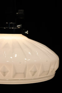 個性的なプレス模様が魅力のプレスガラス電笠 DC1308