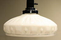 個性的なプレス模様が魅力のプレスガラス電笠 DC1308