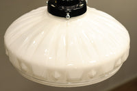 個性的なプレス模様が魅力のプレスガラス電笠 DC1308