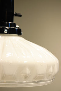 個性的なプレス模様が魅力のプレスガラス電笠 DC1308