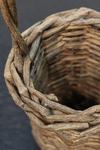 持ち手も可愛らしいアケビの花器 DC1385 在庫1個