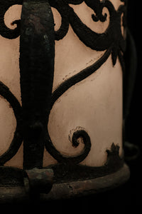 三角屋根とレリーフ模様が可愛いらしいシャンデリア DC1524