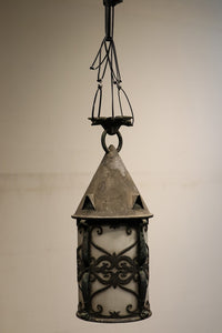 三角屋根とレリーフ模様が可愛いらしいシャンデリア DC1524