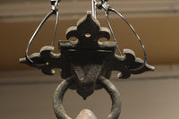 三角屋根とレリーフ模様が可愛いらしいシャンデリア DC1524