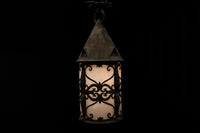 三角屋根とレリーフ模様が可愛いらしいシャンデリア DC1524