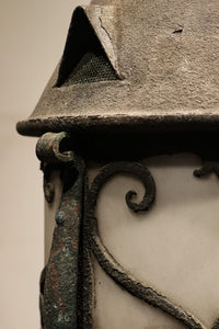 三角屋根とレリーフ模様が可愛いらしいシャンデリア DC1524