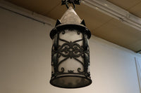 三角屋根とレリーフ模様が可愛いらしいシャンデリア DC1524