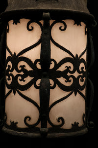 三角屋根とレリーフ模様が可愛いらしいシャンデリア DC1524