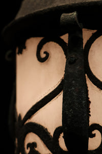 三角屋根とレリーフ模様が可愛いらしいシャンデリア DC1524