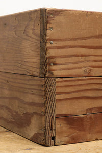 大らかな流れの杢目が魅力的な正方形の木箱 DC2018