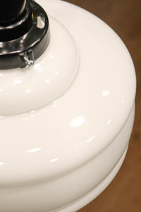 ユニークシルエット!! お洒落な装い溢れるプレスガラス電笠 DC2192